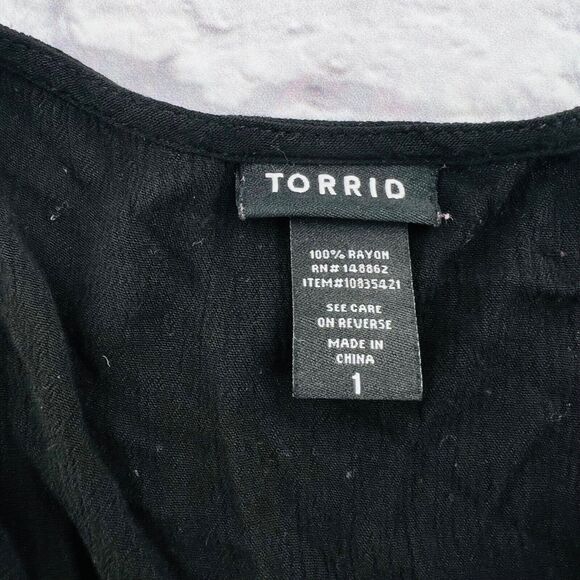 Torrid Sleeveless Tank Shirt Women's Size 1 Black V Neck Covered Button - Picture 6 of 9